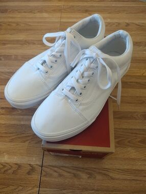 Women's Size 8.5 Vans Old Skool True White Classic Sneakers